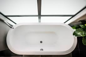 Karena itu, untuk tetap menonjolkan gaya kamar mandi yang minimalis, pastikan juga anda memilih peralatan, ornamen pelengkap, atau ornamen desain lain yang simpel dan fungsional. 7 Bak Mandi Bathtub Minimalis Mulai 1 Jutaan Mewah Berasa Di Hotel Rumah123 Com