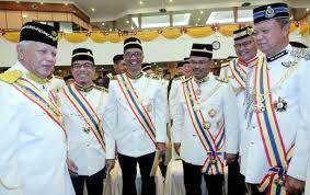 Datuk adalah gelaran yang diberikan di peringkat persekutuan, dan ia diberikan untuk 50 tahun yang lalu sekarang. Pernah Terfikir Apa Beza Datuk Dengan Dato Ini Erti Sebenar Yang Anda Tak Tahu