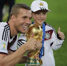 Aus dem bayerischen lausbuben „schweini wurde weltbürger bastian schweinsteiger. Fussball Wm 2014 Blutkrieger Schweinsteiger Macht Ganz Deutschland Happy Welt
