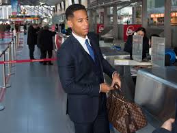 Dem fc schalke 04 droht zum rückrundenauftakt gegen werder bremen der ausfall von dennis aogo. Fc Schalke 04 Spieler Dennis Aogo Vor Abflug Europa League Spiel Nach Lwiw Am Flughafen Beklaut Fussball