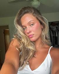 Anna Philips's Instagram, Twitter & Facebook