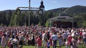 Någonstans på vägen fick den sedan svensk text om grodor och blev en viktig del av vårt svenska kulturarv och ingen midsommar kan firas utan den! Sma Grodorna Swedish Midsummer Youtube