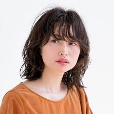 ゆるパーマ レイヤーたっぷりで軽さを 挑戦しやすいウルフロブ 40代のボブヘア ボブ 女性のヘアスタイル ヘアーデザイン