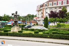 Principalele orase din judet sunt: Statuia Domnitorului Basarab I Din Curtea De Arges Obiective Turistice Arges DeÈ™tepÈ›i Ro