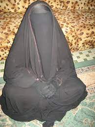Det är ett ansikte som täcker de enda ögonen. Overhead Abaya And Niqab Schleier Schonheiten