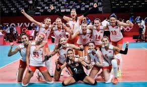 Miss turkey türkiye güzellik kraliçesi yarışması'nın 2001 yılı organizasyonunda ikinci seçildi ve ardından türkiye'yi miss universe kâinat. Fenerbahce Den Turkiye Kadin Voleybol Takimi Na Buyuk Destek Haber Turek