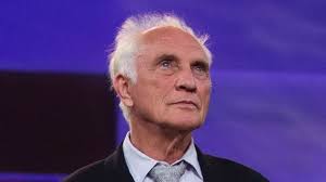 הגיע הזמן להחזיר לו את הכתר. אם יש תוכנית שאני גאה בה, היא זו: "גיבור  תרבות" לציון 20 שנה למותו של המחזאי הגדול ניסים אלוני ז"ל. השקענו בה שבועות  רבים ומקווה שתחשבו