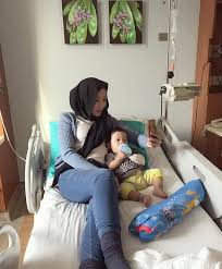 Obat alami penurun panas anak balita yang pertama bisa anda lakukan adalah memberikan banyak minum. Petua Rawat Demam Panas Dengan Telur Rebus Meme Wani Terkejut Suhu Badan Anaknya Turun Nona