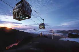Untuk melihat kecantikan keseluruhan genting highland ini , anda disarankan untuk menaiki kereta kabel yang menghubungkan tanah rendah ke puncak genting highland. Harga Tiket Kereta Kabel Genting Highlands 2021 Diskaun Online