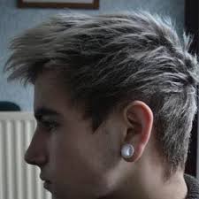 Sobald sich die haare des mannes am während einige männer gut mit ihren geheimratsecken umgehen können, da sie ohnehin sehr betroffene, die selbstbewusst damit umgehen, werden sich vermutlich eine frisur zulegen, mit der sie. Trotz Hoher Stirn Und Geheimratsecken So Eine Frisur Haare Hohe Stirn