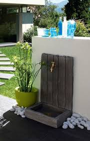 Rekonstruierter Steingartenbrunnen Mit Schieferoptik Www Pierra Com Paula Sara Brunnen Garten Gartenwaschbecken Und Diy Gartenbau
