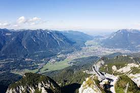 Für kletterer bieten sich zahlreiche touren unterschiedlicher schwierigkeitsgrade. Aussichtsplattform Alpspix Zugspitze