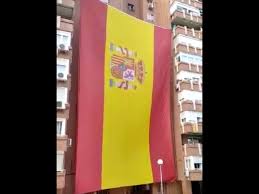 13 diciembre, 2019 redacción barrio del pilar. Vecinos Del Barrio Del Pilar En Madrid Despliegan Una Enorme Bandera De Espana Miracorredor