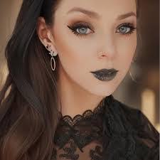 Kristine Moss's Instagram, Twitter & Facebook