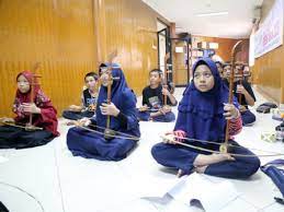 Media karya seni rupa 2 dimensi. Pelatihan Alat Musik Tehyan Di Jakpus Diminati Pelajar Nusakini