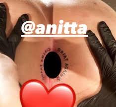 Vídeo de Anitta fazendo tatuagem em local íntimo vaza e choca o Brasil |  Estadão MT