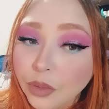 Se dueron cuenta como aboocharon a angela antes de que empesaran a cantar,  Becky se mirava incomoda .