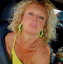 Left or right ? 🤍🖤