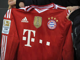 Nun wird sie in großem stil reformiert. Fc Bayern Trikot Jetzt Bekommen Auch Die Fans Das Wm Logo Fc Bayern