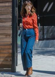 Check out zooey deschanel's style highs and lows. Zooey Deschanel Oozes 1970s Chic As She Enters A Hair Salon In 2021 Zooey Deschanel Style Street Style 2020 Zooey Deschanel