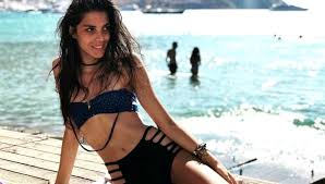 Πώς τα κορίτσια, η άννα (ευγενία δημητροπούλου) και η μαρία (γιούλικα σκαφιδά) μεγάλωσαν και η άννα παντρεύτηκε τον ανδρέα βανδουλάκη (γιάννης στάνκογλου), από την απόκτηση της κόρης τους μέχρι και τη μέρα που ο ανδρέας δολοφόνησε την άννα, αλλά και το πώς η μητέρα της σοφία. Anna Maria Bellh Arhs Makrhs Ta Peta3an Ola Kai To Anebasan Sto Instagram