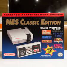 Esta videoconsola de sobremesa es una copia fiel de la original, salvo por un diseño más pequeño y un catálogo de juegos preinstalado (sin la posibilidad de aumentarlo de forma externa). Nintendo Bringing Back Nes Classic Edition In 2018 Polygon