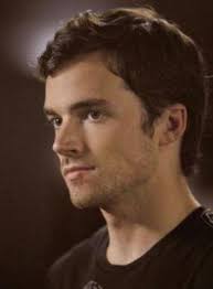 He currently portrays ezra fitz on the abc family series pretty little liars. Ian Harding Filmstarts De