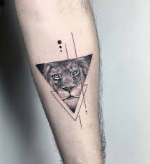 Lion In A Triangle Tatoeage Driehoek Nektatoeages Tatoeage Ideeen