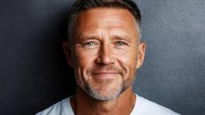 confiante jovem homem com à moda cabelo sorrisos calorosamente contra uma  vibrante azul moderno pano de fundo, exalando positividade e  acessibilidade. 73685933 Foto de stock no Vecteezy