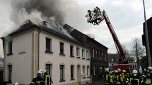 Durch gedankenloses parken werden einsatzfahrzeuge leider immer wieder auf alarmfahrten behindert. Feuerwehreinsatz An Der Wankumer Strasse In Grefrath Wohnhaus Wird Bei Brand Schwer Beschadigt