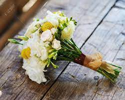 Vele nützliche informationen, tipps & tricks zum thema hochzeit, heiraten und hochzeitsstrauß. Brautstrauss Mit Rosen Und Freesien Auf Einer Holzernen Oberflache Lizenzfreie Fotos Bilder Und Stock Fotografie Image 21666700