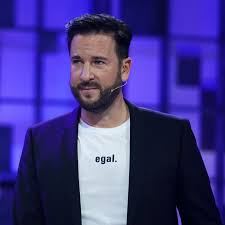 Das album flucht nach vorn von michael wendler könnt ihr hier streamen, downloaden & kaufen: Video Fur Kaufland Michael Wendler Und Laura Muller Parodieren Sich Selbst Stern De