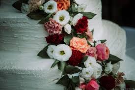 Rose, peonie, fiori selvatici, su queste torte c'è un po' di tutto. Flower Cake 6 Consigli Per Una Torta Nuziale Decorata Con Fiori Freschi