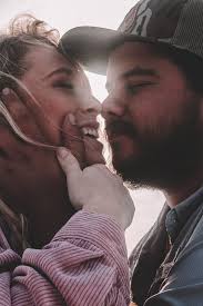 The best thing to hold onto in life is each other."Audrey Hepburn Yesss  meaningful aspect of life is the bonds we form with others! Lovely sunday  evening , everyone !!