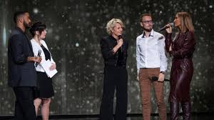 Jenifer, de son vrai nom jenifer bartoli, née le à nice, est une chanteuse et actrice française. Sophie Davant Revient Avec La Lettre On Decouvre Les Stars Differemment La Roche Sur Yon Maville Com