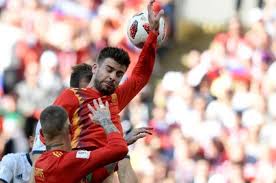 Striker dalam permainan sepak bola sering disebut … a. Handsball Pengertian Jenisnya Dalam Sepak Bola