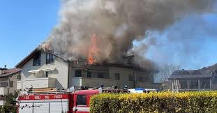 L'agente estinguente migliore è la schiuma antincendio (che varia dal tipo di sostanza coinvolta nell'incendio). Brucia Il Tetto Di Un Condominio Di Pergine Oltre 30 Sfollati Pergine L Adige It