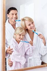 Familie Zahneputzen Im Bad Lizenzfreie Fotos Bilder Und Stock Fotografie Image 11420308