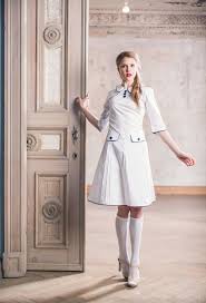 Kurzes spitzenkleid mit angeschnittenem arm und 50er jahre flair. Weisses 60er Jahre Hochzeitskleid Modestil Hochzeitskleid Kleider