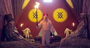 Nel corso dei secoli, il cristianesimo ha assorbito molti riti legati al solstizio. Midsommar Il Villaggio Dei Dannati Esaminiamo La Simbologia Rune Riti Dipinti Del Folk Horror Di Ari Aster Il Cineocchio