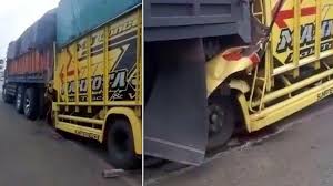 Truk tersebut diberhentikan di jalan lintas sumatera dusun sidobasuki, desa bumi agung, kecamatan tegineneng, pesawaran. Tag Kecelakaan Truk Video Truk Barang Tabrak Bokong Truk Sampah Di Pantura Semarang Tribun Jateng