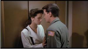 Genialny, ale niesubordynowany pilot myśliwców bierze udział w tajnej operacji wojskowej. Hot Shots 1991