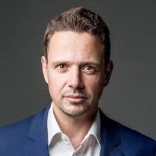 I posiada tę zaletę, że nie ma za sobą korzeni w pzpr, a nawet jako młody człowiek wziął udział w festiwalu solidarności. Rafal Trzaskowski Trzaskowski Twitter