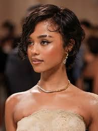 Beatriz Hall's Instagram, Twitter & Facebook