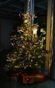 Beleuchteter Weihnachtsbaum Bunt Geschmuckt Dekoration Fur Die Axel Springer Passage In Hamburg Weihnachtsdekoration Dekoration Und Weihnachtsbaum