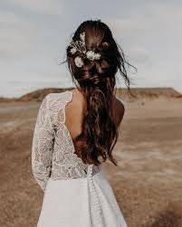 Esta Espalda De Eleonore Pauc Nos Ha Requeteencantado Para Novias De Verano Y El Colorido Del Ramo Tambien Idees Vestimentaires Marie Robe De Mariee