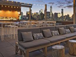 Rooftops Les 11 Bars Pour Prendre Un Verre Avec Vue A New York Glamour Restaurant Sur Le Toit Terrasse Toit Hotel Terrasse