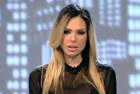 Il crop top e la gonna lasciano il busto scoperto, un dettaglio che ilary. Ilary Blasi E Francesco Totti Novella 2000 Al Grande Fratello Blitz Quotidiano