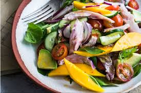 Een maaltijdsalade met kip en avocado en limoendressing in een krokant tortilla bakje. Gerookte Kip Salade Met Mango En Avocado Freshhh