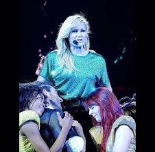 Helene Fischer On Instagram Hi Leute Wie Geht S Euch So Ich Bin Grad Von Der Schule Gekommen Was Macht Ihr Grad So Geniess Instagram Singer Miguel Angel